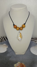 Load image into Gallery viewer, Seashell necklaces
